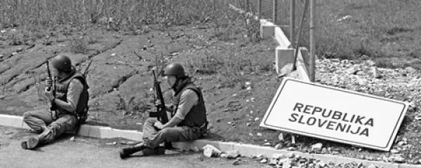 Ena od mnogih fotografij, ki jih je Davorin Križmančič posnel med desetdnevno vojno junija 1991 - tole je škljocnil na Kozini 