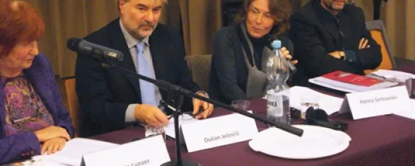 Na okrogli mizi o tržaški literaturi so nastopili (z leve) avstrijska italijanistka Renate Lunzer, slovenski pisatelj Dušan Jelinčič, moderatorka Hanna Serkowska in italijanski pisatelj Mauro Covacich