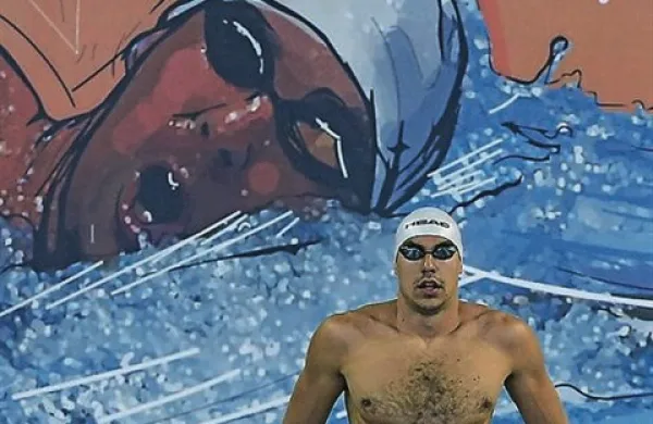 Slovenski plavalec Damir Dugonjić je drugi dan evropskega plavalnega prvenstva v 25-metrskih bazenih v Herningu osvojil tretje mesto na 100 metrov prsno