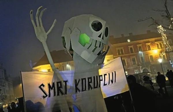 Nekaj sto ljudi na današnjem shodu proti korupciji, že drugem v dobrem tednu dni, s transparenti, govori in vzkliki zahteva konec korupcije in etično ravnanje politikov