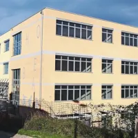 V nedokončanem šolskem objektu je treba poskrbeti še za obrtniška, strojna in elektroinstalacijska dela v notranjosti ter urediti okolico
