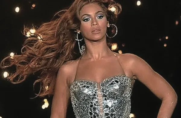 Ameriška pevka Beyonce je presenetila z novim albumom