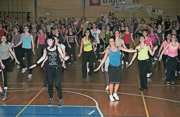 Plesni center ADC, Zavod za šport Ajdovščina in območno združenje Rdečega križa Ajdovščina pripravljajo danes med 18. in 21. uro drugi dobrodelni zumba maraton ter skupinska vadba na kolesih