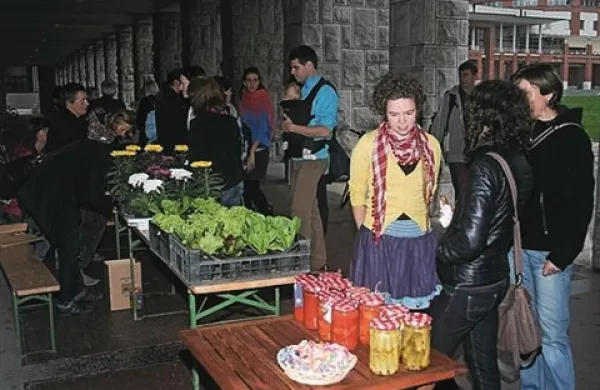 Na tokratni menjavi, ki bo vključevala Zelemenjavo, Knjiga za knjigo - menjavo čtiva in izmenjavo oblačil in modnih dodatkov z iniciativo Tekstilnica, se bodo zainteresirani v Novi Gorici družili danes med 14. in 17. uro v avli Eda centra