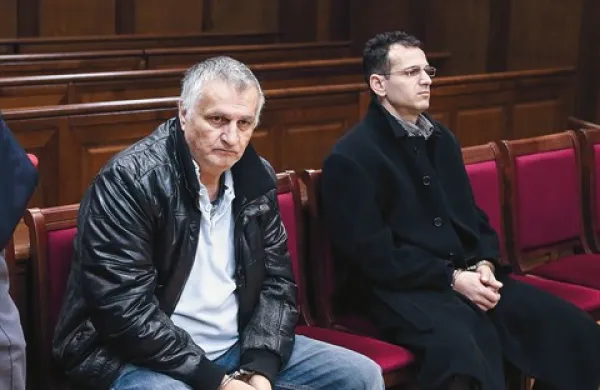 Pravosodni policisti so  Marka Markoviča in Kosto Aleksandrova pripeljali iz koprskega zapora. Kriminalisti so ju prijeli 18. julija, štiri mesece po umoru v Čežarjih.
