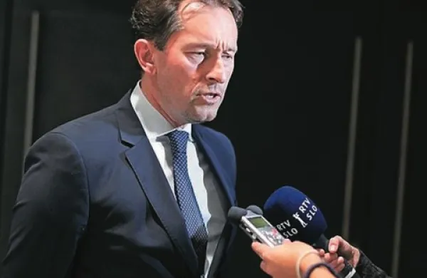 Notranji minister Gregor Virant je po neuspeli interpelaciji opozicije zadovoljen in komaj čaka, da lahko spet začne normalno delati naprej. Kot je dejal, ga čaka še veliko dela. Ministra so podprli vsi navzoči poslanci koalicije, tudi iz PS.
