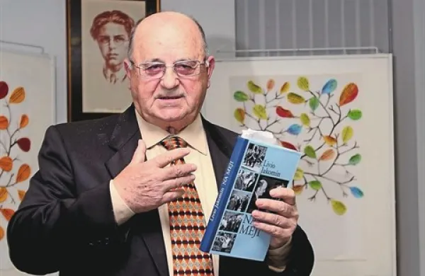 Knjiga Na meji je že deseto delo Livia Jakomina. V njej  skozi oči generalnega konzula Jugoslavije v Trstu opisuje družbena razmerja v zadnjih letih Jugoslavije.