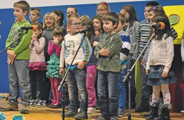 Vrhpoljski učenci so ob obletnici šole recitirali in peli 