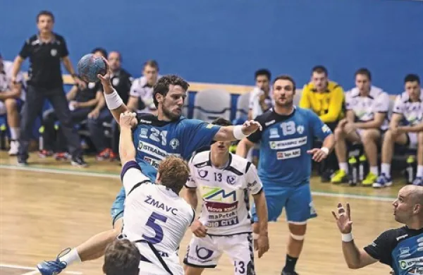 Izolani so bili po poškodbi Žige Smolnika (z žogo) v napadu povsem brez idej