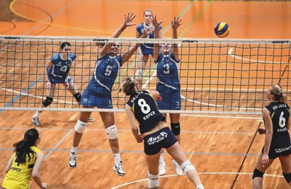 Na derbiju sta se soočili okrepitvi obeh ekip - Petra Kramolc (Luka Koper, 8) in Majda Čičić Leban (Go Volley, 5)