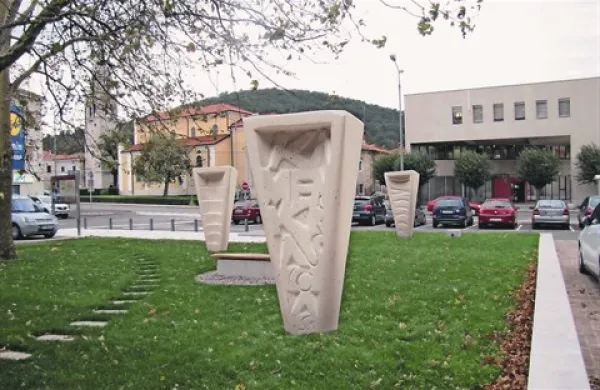 Fotomontaža skulptur na sežanskem Trgu 28. avgusta  nagrajene idejne zasnove avtorjev Špele Šedivy in Mateja Župeca iz Višje strokovne šole v Sežani