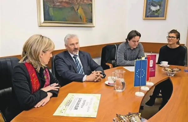 5000 evrov za invalidnega dečka in deklico