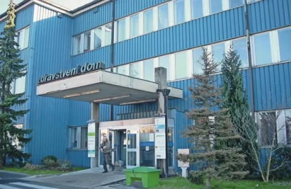     Spomladi  bodo začeli z energetsko sanacijo stavbe postojnskega zdravstvenega doma. Za zdaj sicer še ni znano, ali bosta morali poleg milijona evrov evropskega denarja  približno 730.000 evrov razlike  doplačati občini ustanoviteljici ali