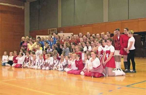  tam deluje pet twirling klubov. Predstavnice vseh so se v soboto skupaj stopile na oder.
