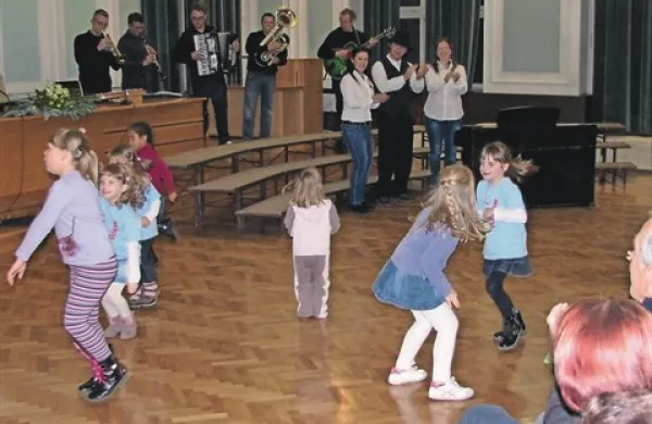Utrinek s prireditve ob koncu akcije   Z odejico nam bo topleje 
