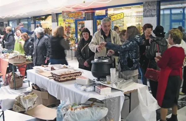 Stojnice z novoletnimi voščilnicami, izdelki domače obrti, sadjem in zelenjavo ter drugo ponudbo so v soboto, ob prazniku krajevne skupnosti, prinesle živahnost v lucijski TPC