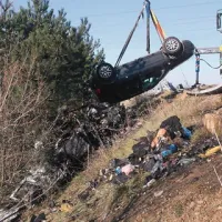 Prikolico in avto na njej, ki so ju prevažali s kombijem, je odneslo pod avtocesto