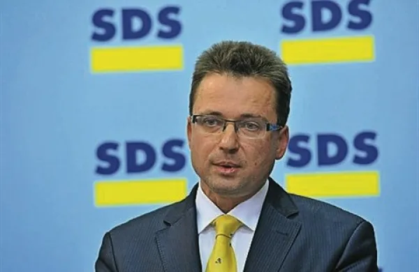 SDS je danes ali pa še bo tekom dneva na ustavno sodišče vložila zahtevo za oceno ustavnosti zakona o davku na nepremičnine, je v oddaji Studio ob 17h na Radiu Slovenija povedal podpredsednik stranke Zvone Černač