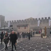 V mestu Soave smo si poleg mogočnega obzidja ogledali še znano vinsko klet ...