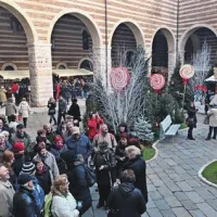 Središče Verone je praznično okrašeno in preplavljeno s stojnicami
