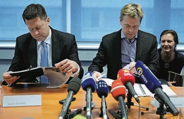 Novinarska konferenca Družbe za upravljanje terjatev bank, na kateri sta direktor upravljanja terjatev Janez Škrubej ter izvršni direktor Torbjörn Mansson predstavila potek aktivnosti v naslednjih tednih in mesecih