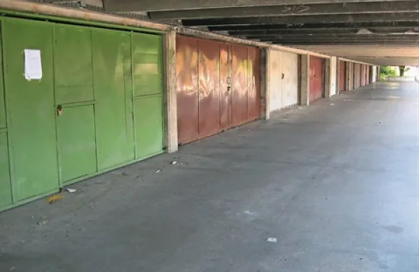 Za vse garaže, ki so v lasti fizičnih oseb, bo treba plačati 0,5-odstotni davek ne glede na to, ali so v istem bloku kot stanovanje ali ne