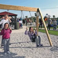 Če bi bila športna igrišča in igrala vsem brezplačno dostopna, bi se ljudje vseh starosti bolj posvečali rekreaciji, menijo zdravniki in pedagogi  