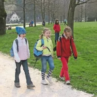 Če bi starši z osebnim zgledom v otrocih spodbujali hojo in gibanje, bi bili slovenski mladostniki manj debeli