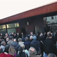 Množica tik pred odprtjem muzeja SMO