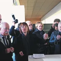 Donatella Ruttar Boštjana Žekša in Giannija Torrentija vodi po muzeju  