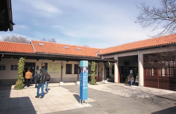 Park Škocjanske jame bi del prihodka od vstopnic (posamezna stane  med sedem in 15 evrov, na leto park obišče do 110.000 ljudi) lahko delil z Občino Divača, ki  bi ga  vložila v razvoj turizma, menijo nekateri Divačani