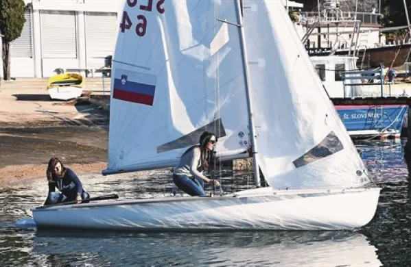 Tako sta v Portorožu Tina Mrak in Veronika Macarol preizkusili novo jadrnico razreda 470