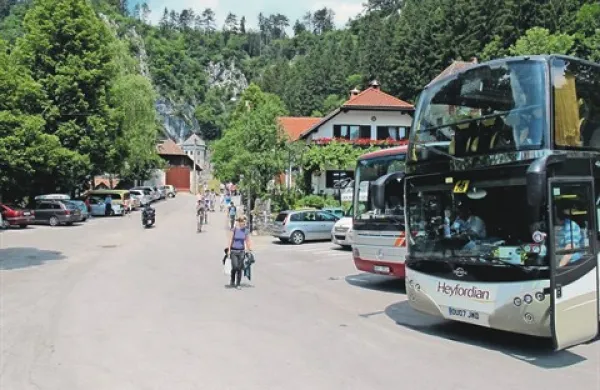 Kdor bo v prihodnji turistični sezoni obiskal vas Predjamo in njen grad, bo verjetno moral plačati takso 