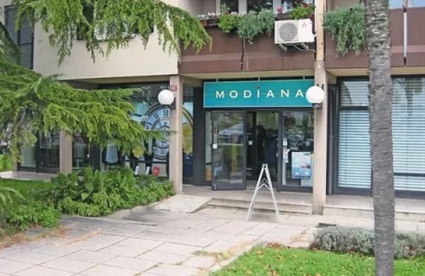 Zapirajo trgovini Modiane v Piranu in Luciji