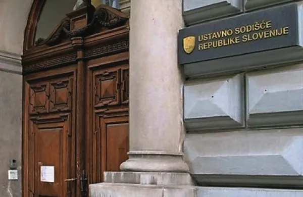 Ustavno sodišče, ki je javno razglasilo odločitev o 188. in 246. členu varčevalnega zakona, ki se nanašata na prenehanje pogodbe o zaposlitvi javnim uslužbencem z izpolnjenimi pogoji za starostno upokojitev, je odločilo, da so v neskladju z ustavo tiste