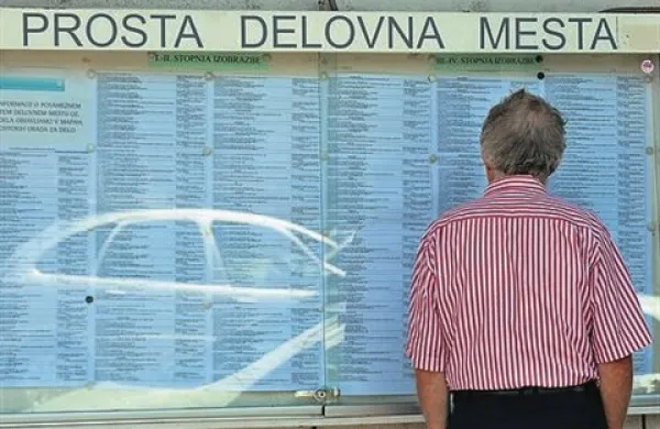  V Sloveniji se je stopnja registrirane brezposelnosti oktobra  zvišala za 0,4 odstotne točke in bila ob koncu meseca 13-odstotna