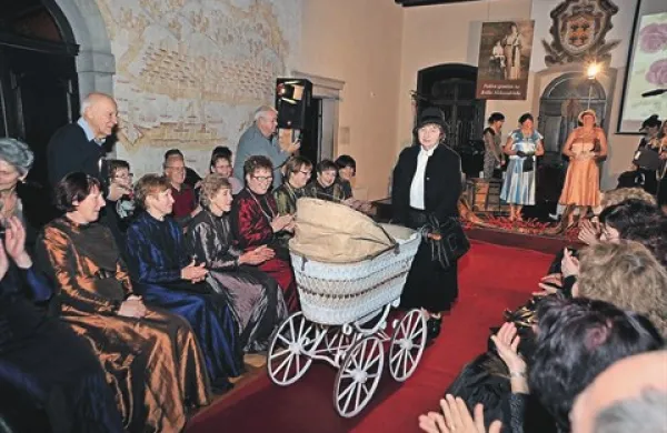 Na modni reviji so članice Društva žena Prvačine ustvarile vzdušje, ki je obiskovalce preneslo v Egipt iz začetka prejšnjega stoletja  