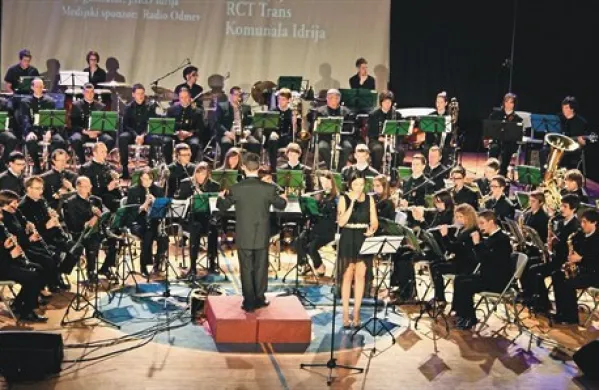    Godbeno društvo rudarjev in njihova gostja Nina Strnad na prednovoletnem koncertu