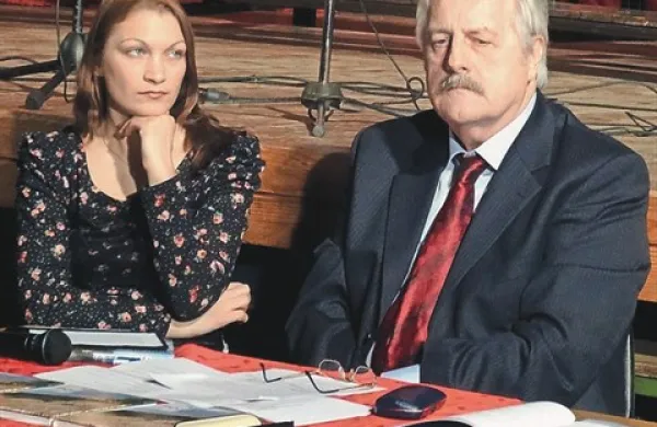 Milan Jež in voditeljica Špela Mrak   pozorno poslušata, kako zvenijo pisateljeve   besede, ko jih bere Boris Jež