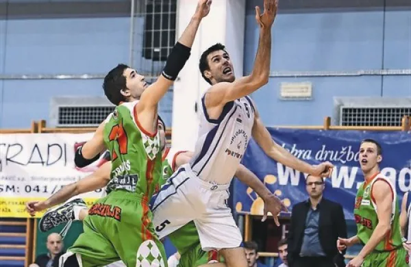 Igor Tratnik (z žogo) je bil v jesenskem delu DP prvi mož portoroške zasedbe