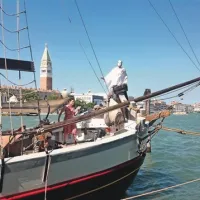 Commedia dell'arte na beneški trabakuli, ki je lani že obiskala Piran, v bodoče pa si želi povezati sredozemska mesta