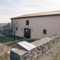 Arheološko zbirko v Jakopinovem skednju bogatijo tudi kopije najdb iz dunajskega muzeja, ki so na Kras prišle prav po Trimmlovi zaslugi
