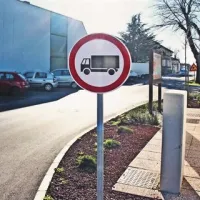 Občina Hrpelje Kozina je na Istri ulici v Kozini uvedla omejitev prometa za moteče tovornjake