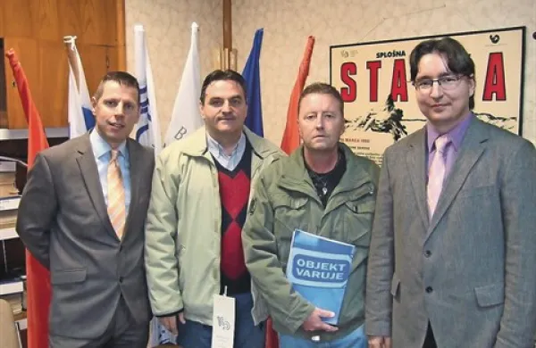 Pomembne zmage so se razveselili (z leve): sindikalist Damjan Volf, nekdanja varnostnika Darko Božeglav in Steven Krmac ter pravnik KS'90 Marko Blatnik 