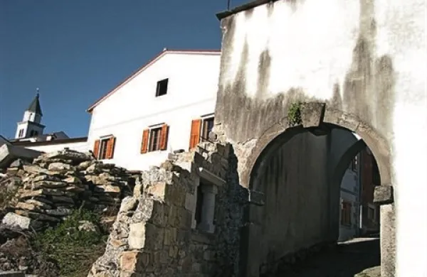Občina Ajdovščina bo v Vipavskem  Križu obnovila infrastrukturo  in ga polepšala