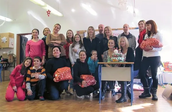 Tijani Despinič in Nataši Maglica (sedita ob torti) so pomagali  številni prostovoljci