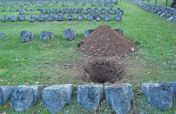 Grobi&scaron;če  so oskrunili