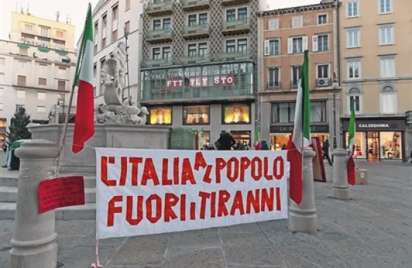 V Trstu je vstajniško gibanje za zdaj privabilo le peščico ljudi, danes pa so množične demonstracije napovedane v Rimu