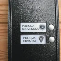 Še pred prihodom hrvaških policistov so jim na pročelju stavbe ob vhodnih vratih uredili zvonec