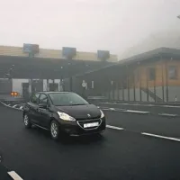 Novo poslopje na mejnem prehodu Sočerga so zgradili na severni strani prehoda, kabine in nadstrešek pa so ostale stare
